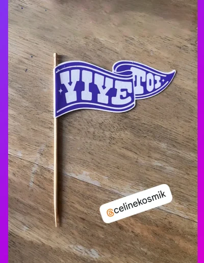 Photo d'un petit drapeau indiquant la mention "Vive Toi"