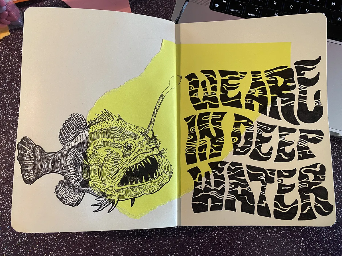 CARNET-Deep-Water-KOSMIK Pages de carnets avec l'expression anglaise "We are in deep water" dessinée près d'un poisson des profondeurs.