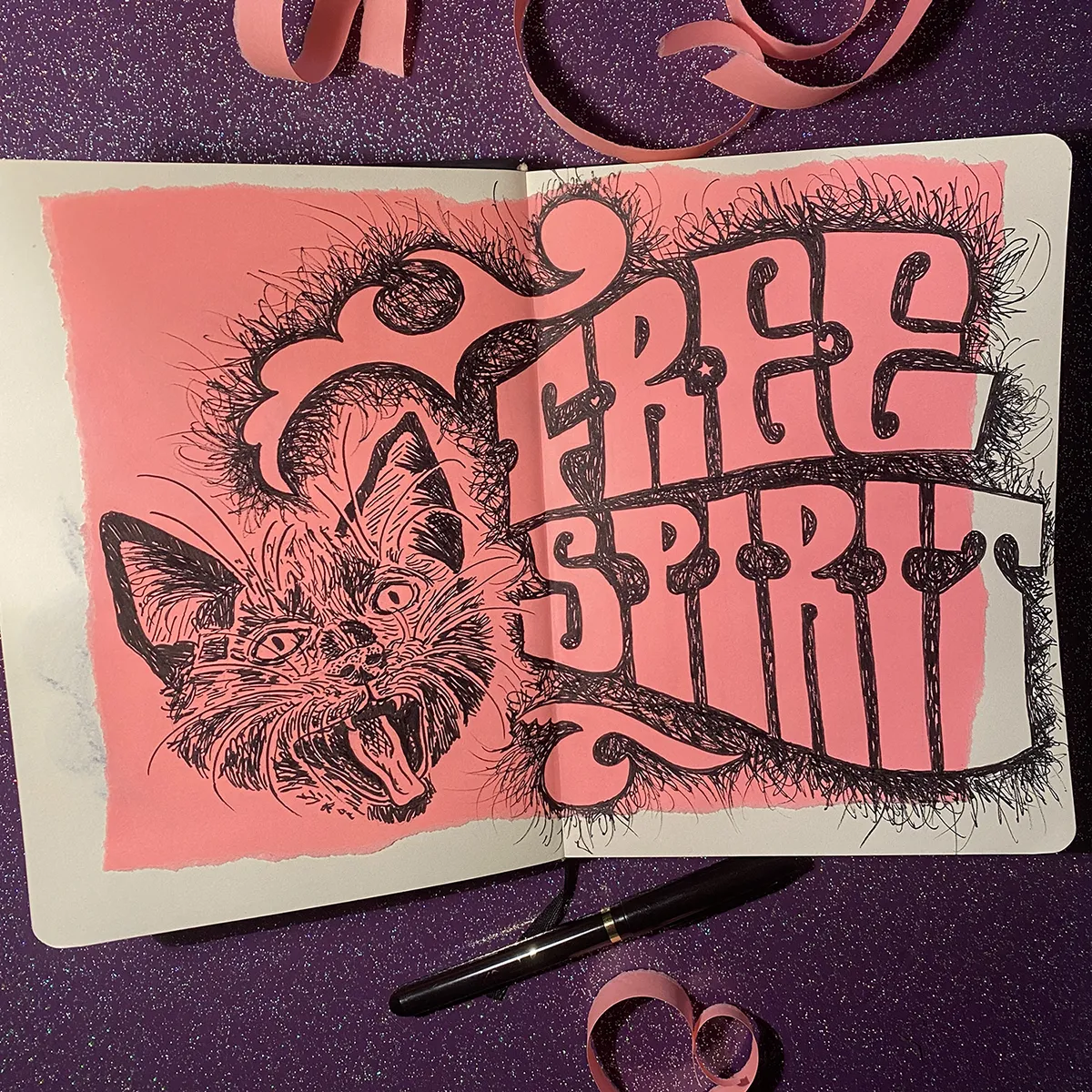CARNET-Free-Spirit-KOSMIK Pages de carnet où est dessinée l'expression "Free Spirit" avec la tête d'un chat qui a l'air de miauler très fort.