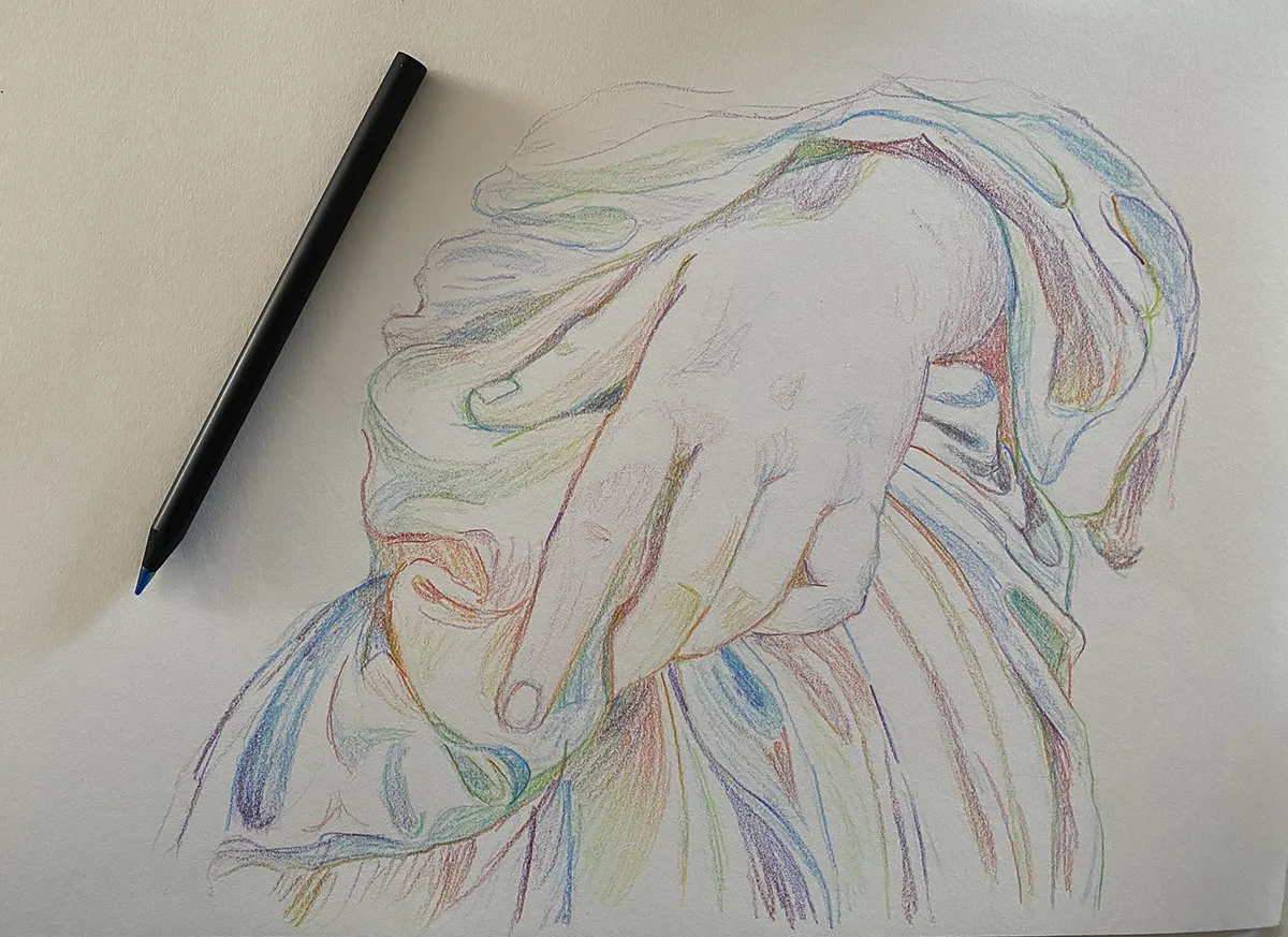 CARNET-OWD-Drape-Main-Statue-KOSMIK Croquis de la main d'une statue, entourée de drapés, au crayon arc-en-ciel.