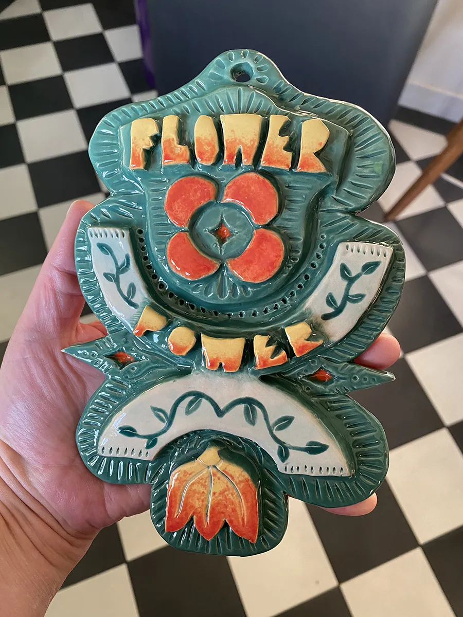 Ceramique-Flower-Power-KOSMIK Plaque en céramique portant le message Flower Power en lettering mid-century