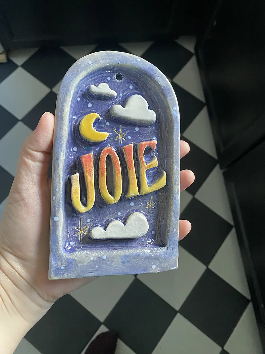 Ceramique-Joie-KOSMIK Plaque de céramique portant la mention "joie" sur un fond de nuit étoilée