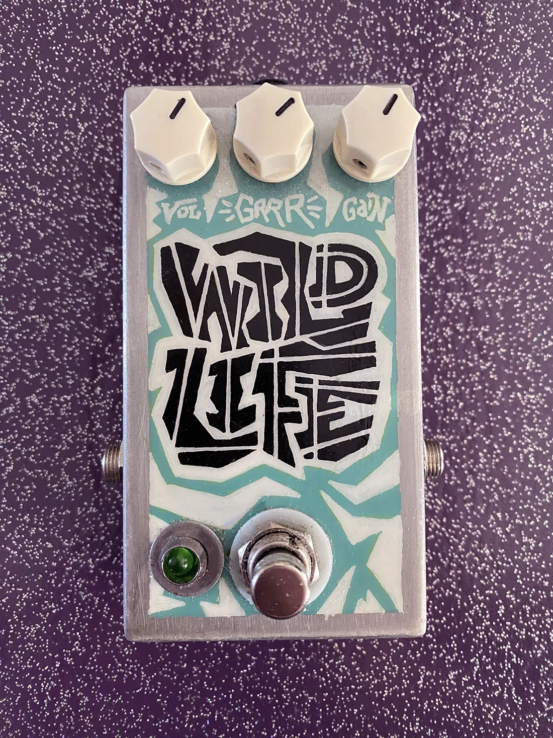 Pédale d'effet pour guitare avec un lettering peint au posca disant Wild Life