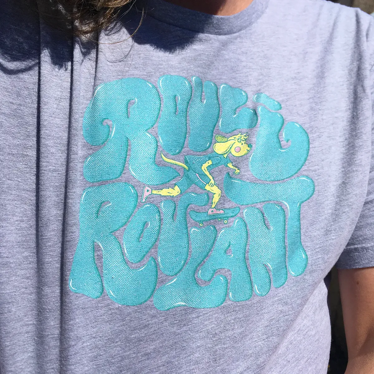 Gros plan sur le t-shirt rouli roulant porté