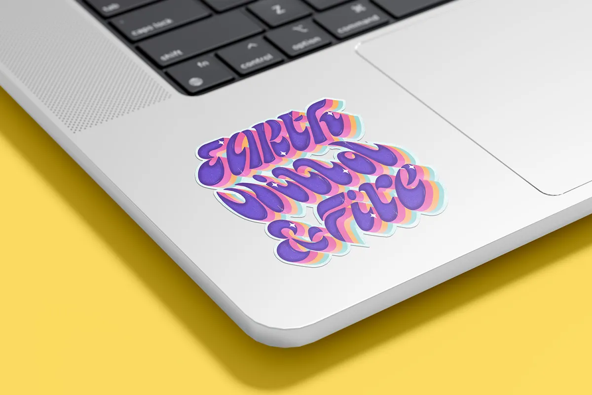Gros plan sur un sticker collé près du clavier d'un ordinateur portable : c'est le lettrage "Earth Wind and Fire"