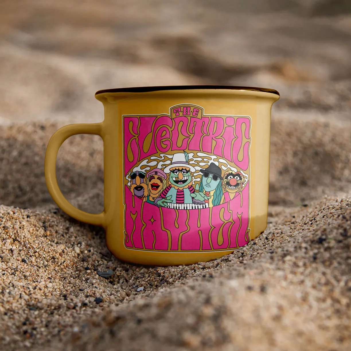Tasse portant le lettrage rendant hommage à The Electric Mayhem.