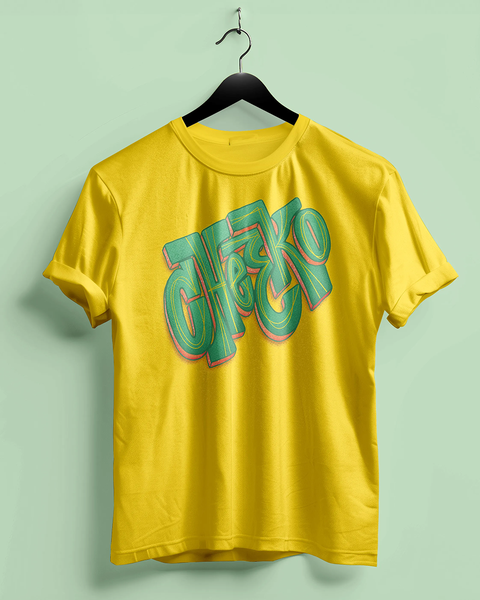 T-shirt, accroché à un cintre, portant le lettrage rendant hommage à Cheeko.