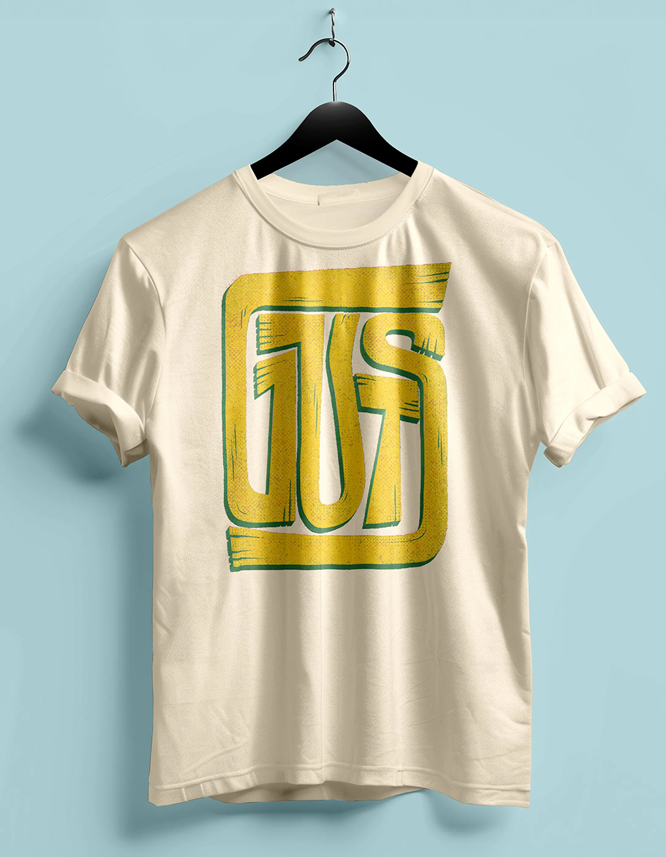 T-shirt pendu à un cintre qui porte le lettrage interlock rendant hommage à Guts.