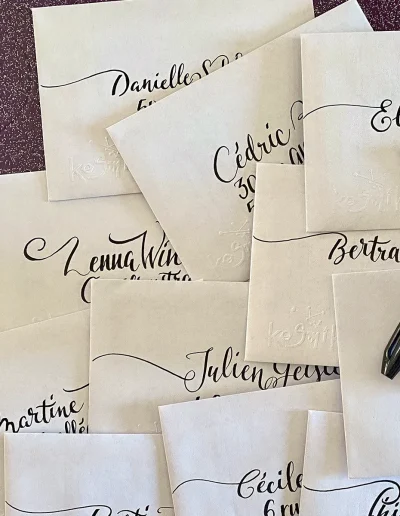 Enveloppes calligraphiées envoyées aux abonnées du mail club Kosmik.