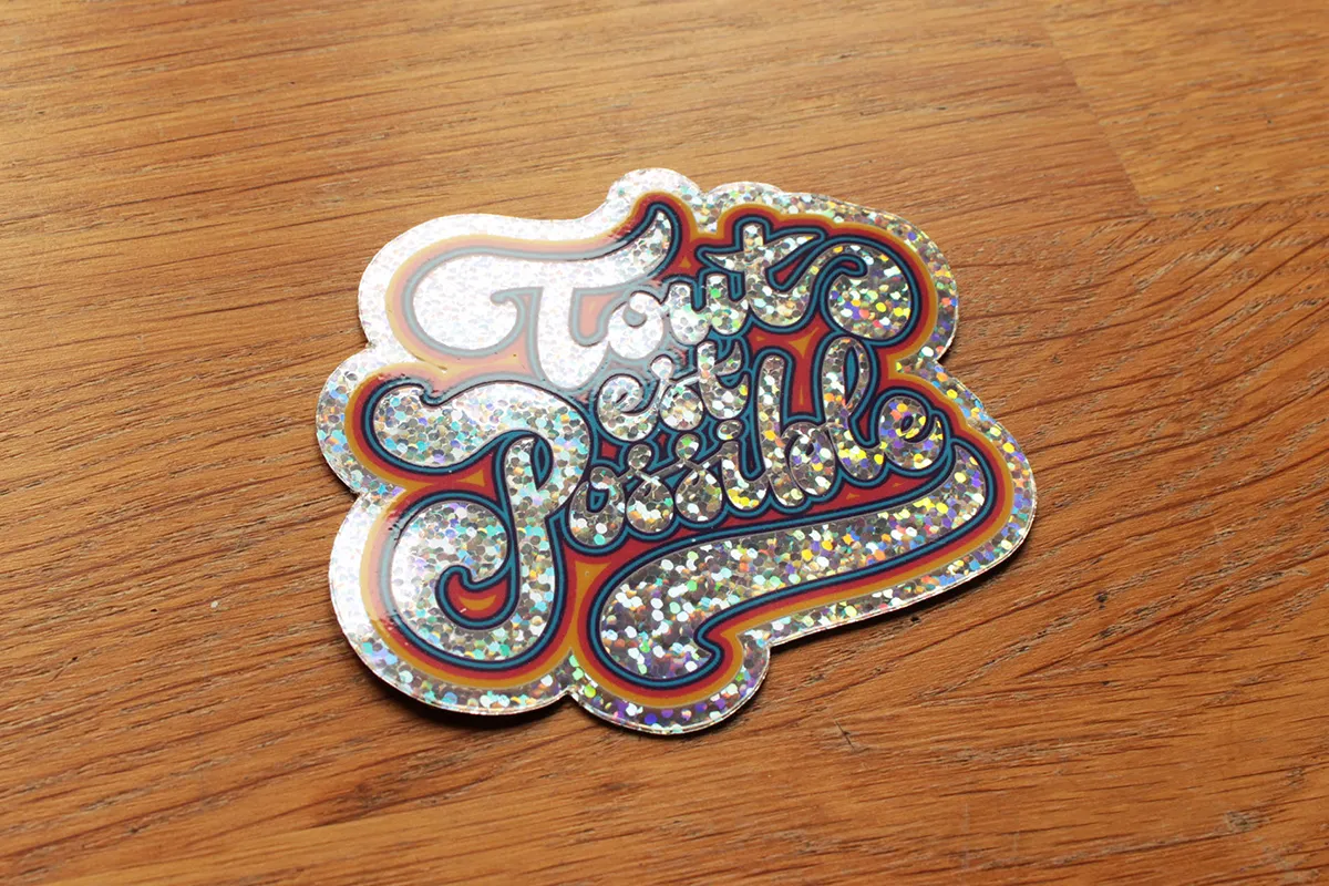 Sticker-Tout-est-possible-Kosmik Sticker à paillettes "tout est possible" en script lettering psychédélique