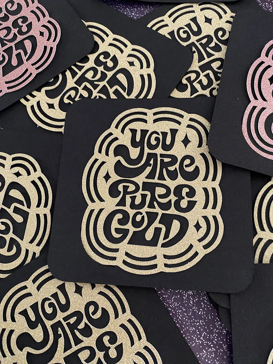 You-are-pure-gold-card-KOSMIK Carte découpée dans du papier à paillettes délivrant le message "You are pure gold" en lettering funky