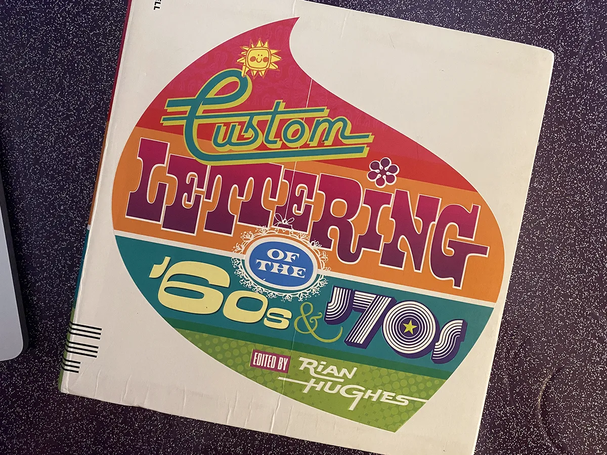 Custom-Lettering-60s-70s-Ryan-Hugues Couverture du livre "Custom Lettering of the 60s and 70s" de Rian Hugues.